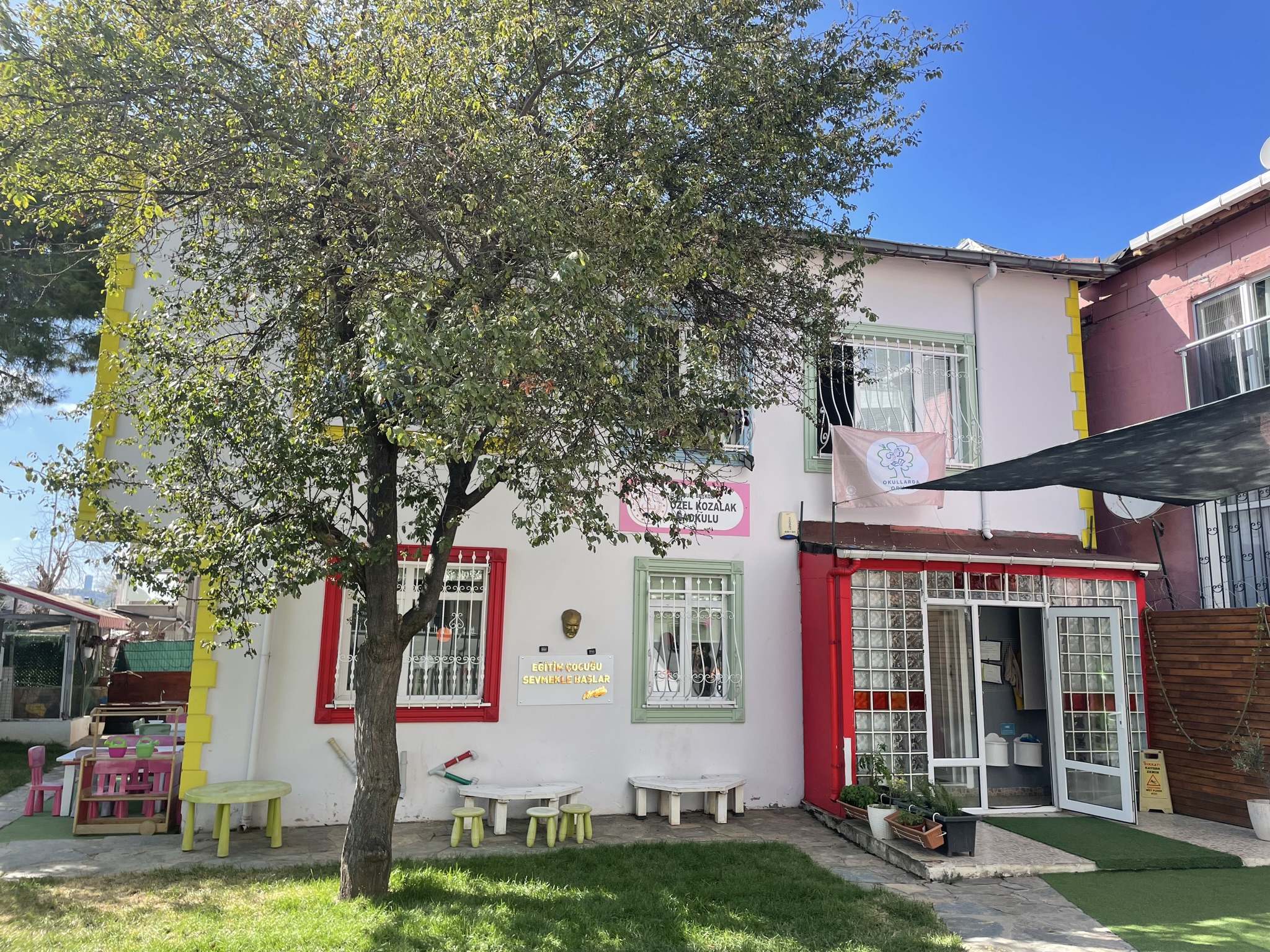 Kozalak Anaokulu bahçe ve çevre